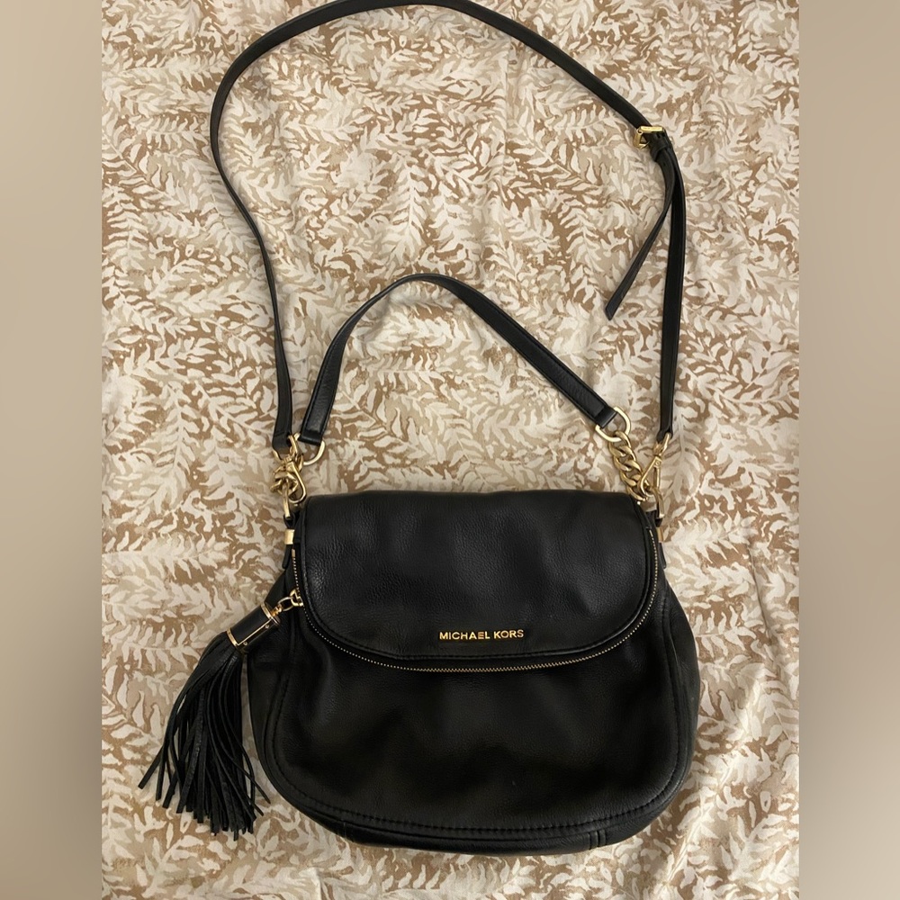 Michael Kors, soft leather bag. Lots of pockets. Can wear crossbody or shoulder